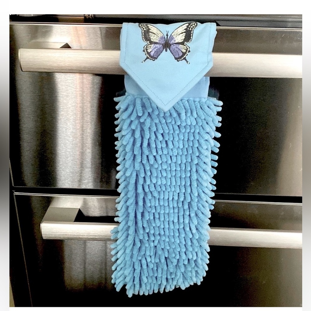 Chenille Bathroom Hand Towel. BNWT. Great to use for guests while visiting